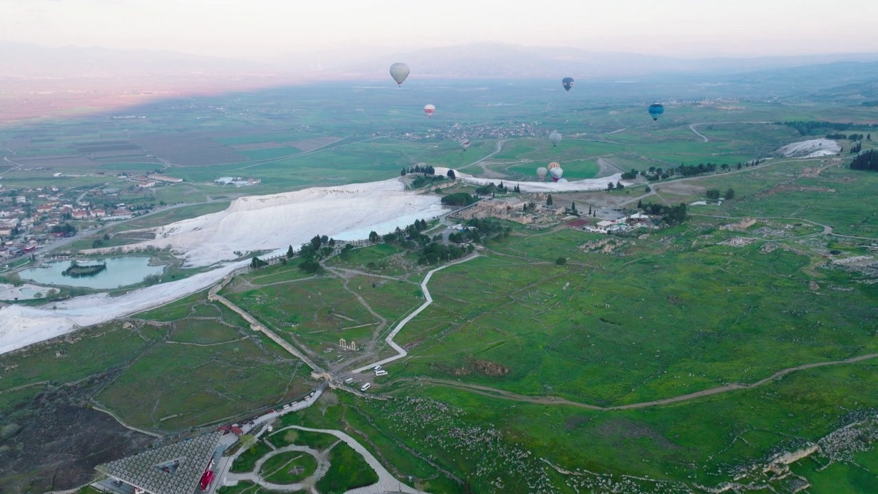 俯瞰Pamukkale - Hierapolis 4K无人机镜头在日出视频素材