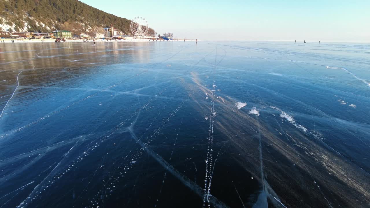 风把雪吹到贝加尔湖的冰上视频素材