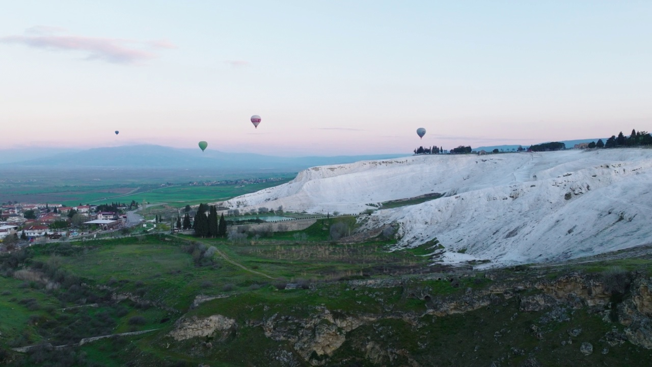 俯瞰Pamukkale - Hierapolis 4K无人机镜头在日出视频素材