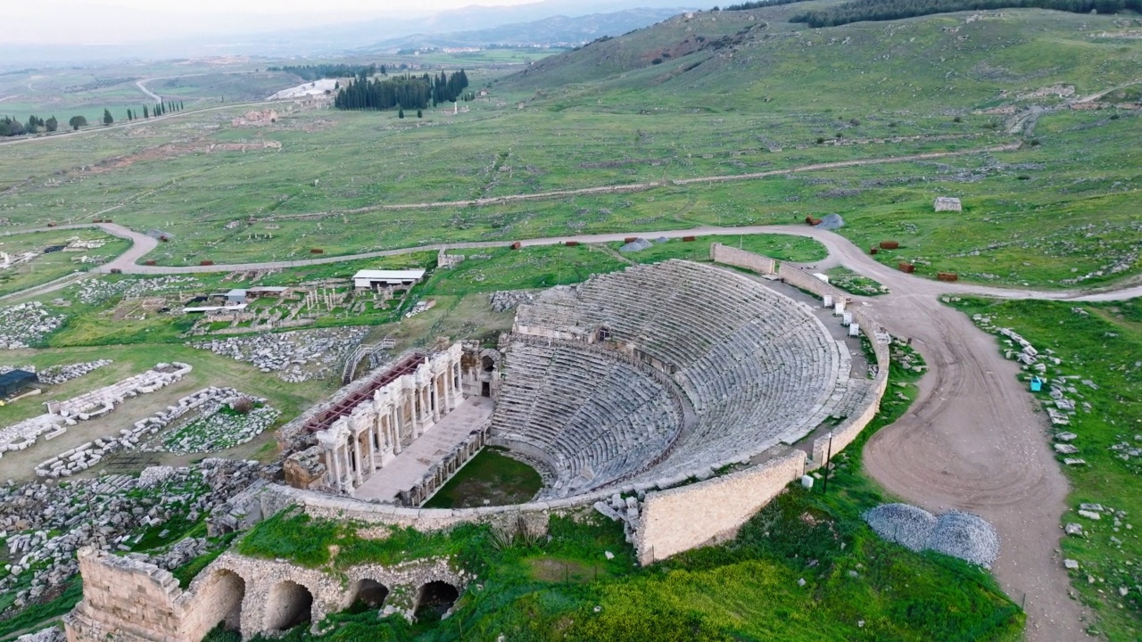 在日出时的4K无人机镜头的Pamukkale -希拉波利斯剧院视频素材