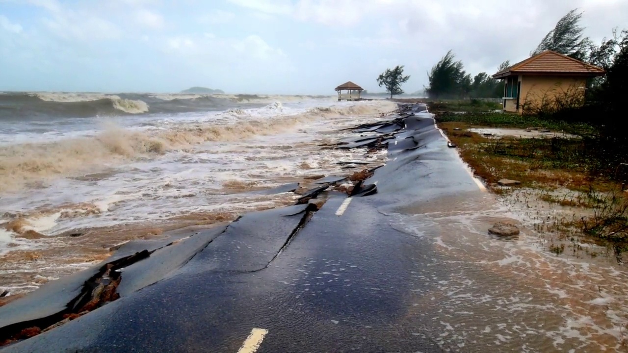 道路被海水侵蚀过程破坏视频素材