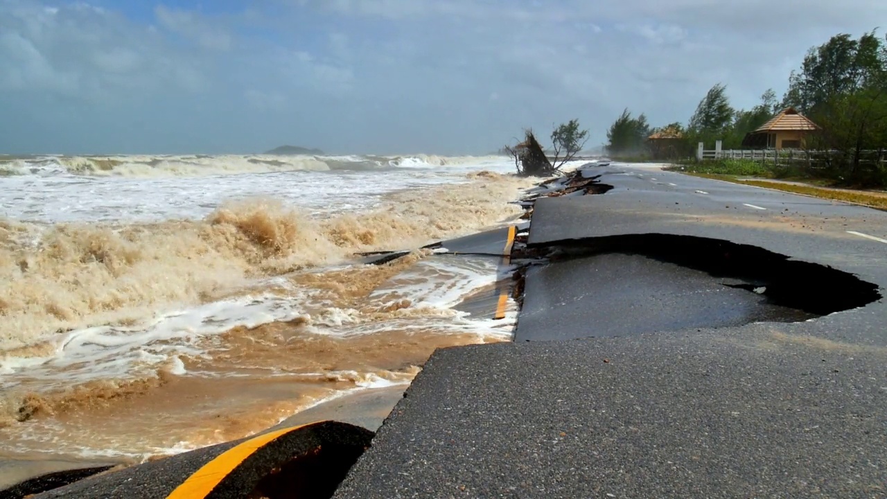 道路被海水侵蚀过程破坏视频素材