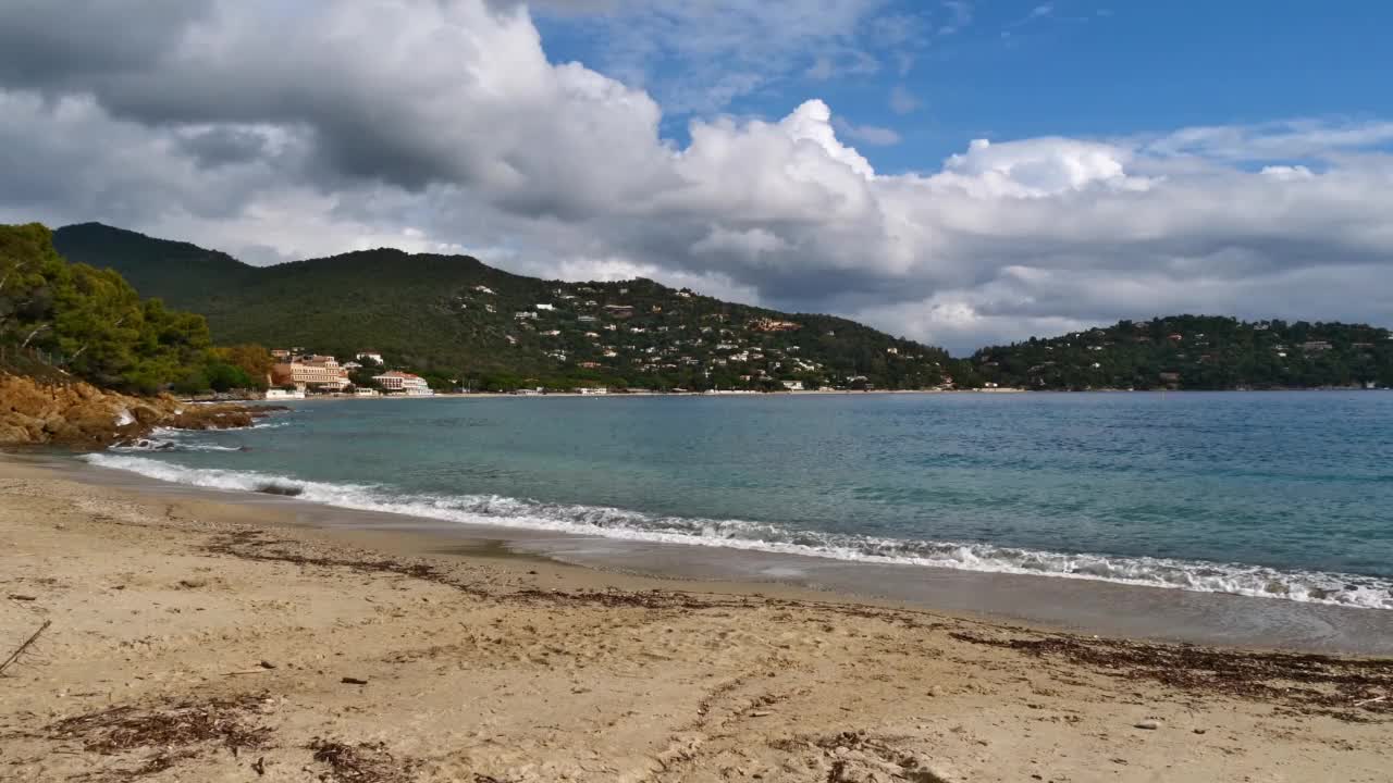 在法国里维埃拉，靠近勒万杜镇的多岩石的地中海海岸，海滩Plage du Layet的观点，法国秋日阳光明媚，海浪小。视频素材