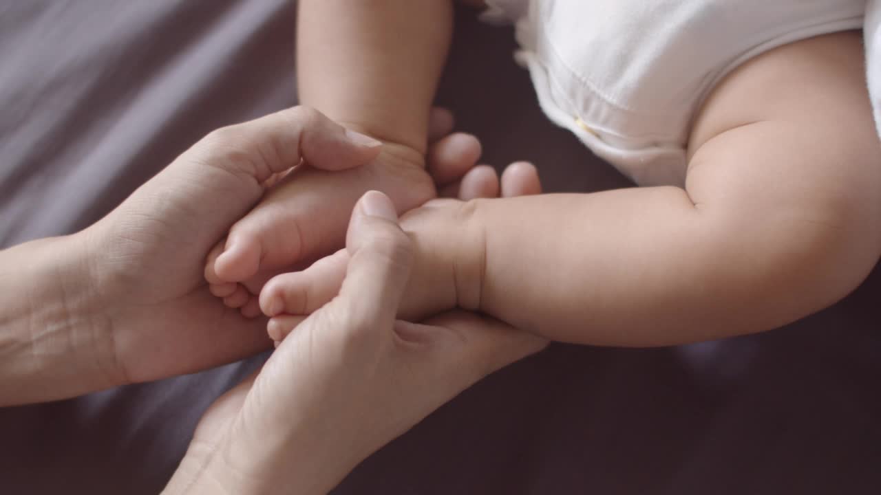 母亲抱着新生婴儿的脚视频素材