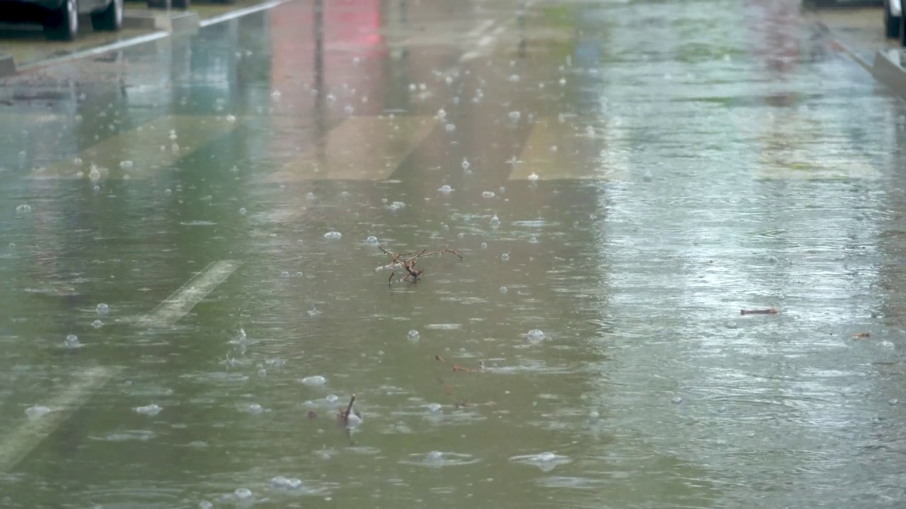 雨点溅在沥青上，大雨，特写镜头视频素材