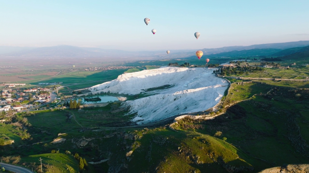 俯瞰Pamukkale - Hierapolis 4K无人机镜头在日出视频素材