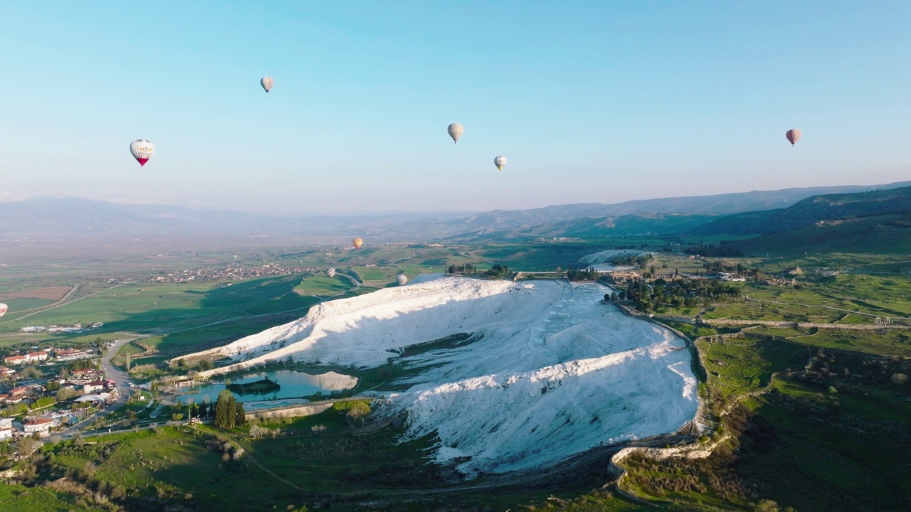 俯瞰Pamukkale - Hierapolis 4K无人机镜头在日出视频素材