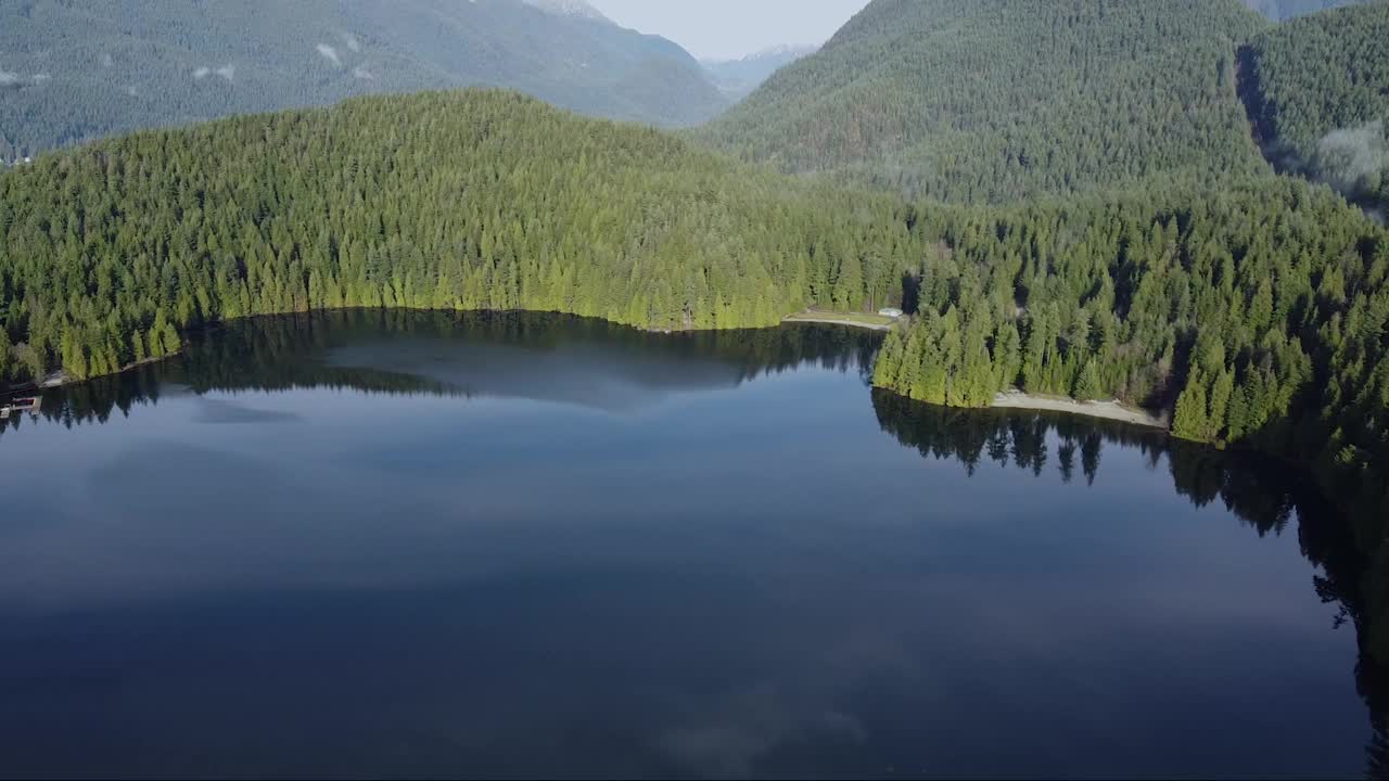 山峦环绕的平静湖泊的鸟瞰图视频素材