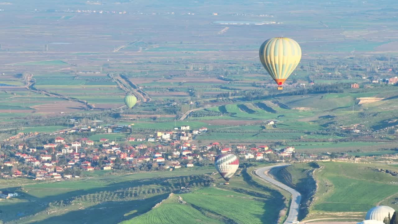 热气球飞过Pamukkale - Hierapolis 4K无人机镜头在日出视频素材