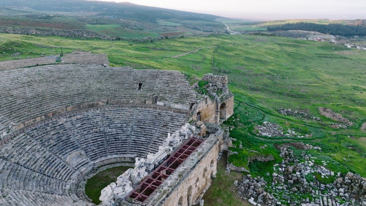 在日出时的4K无人机镜头的Pamukkale -希拉波利斯剧院视频素材