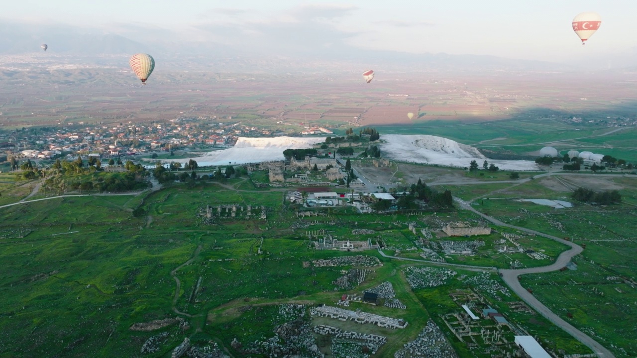 俯瞰Pamukkale - Hierapolis 4K无人机镜头在日出视频素材