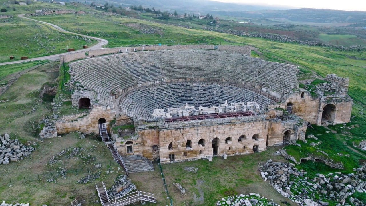 在日出时的4K无人机镜头的Pamukkale -希拉波利斯剧院视频素材