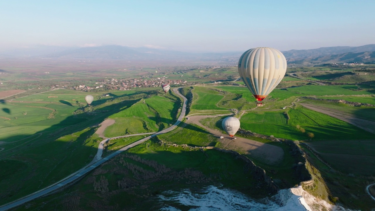 热气球飞过Pamukkale - Hierapolis 4K无人机镜头在日出视频素材