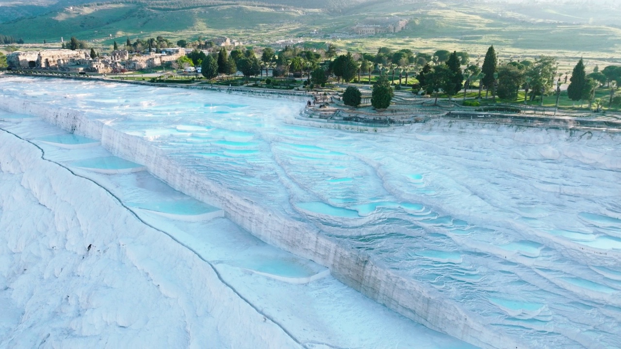 俯瞰Pamukkale - Hierapolis 4K无人机镜头在日出视频素材