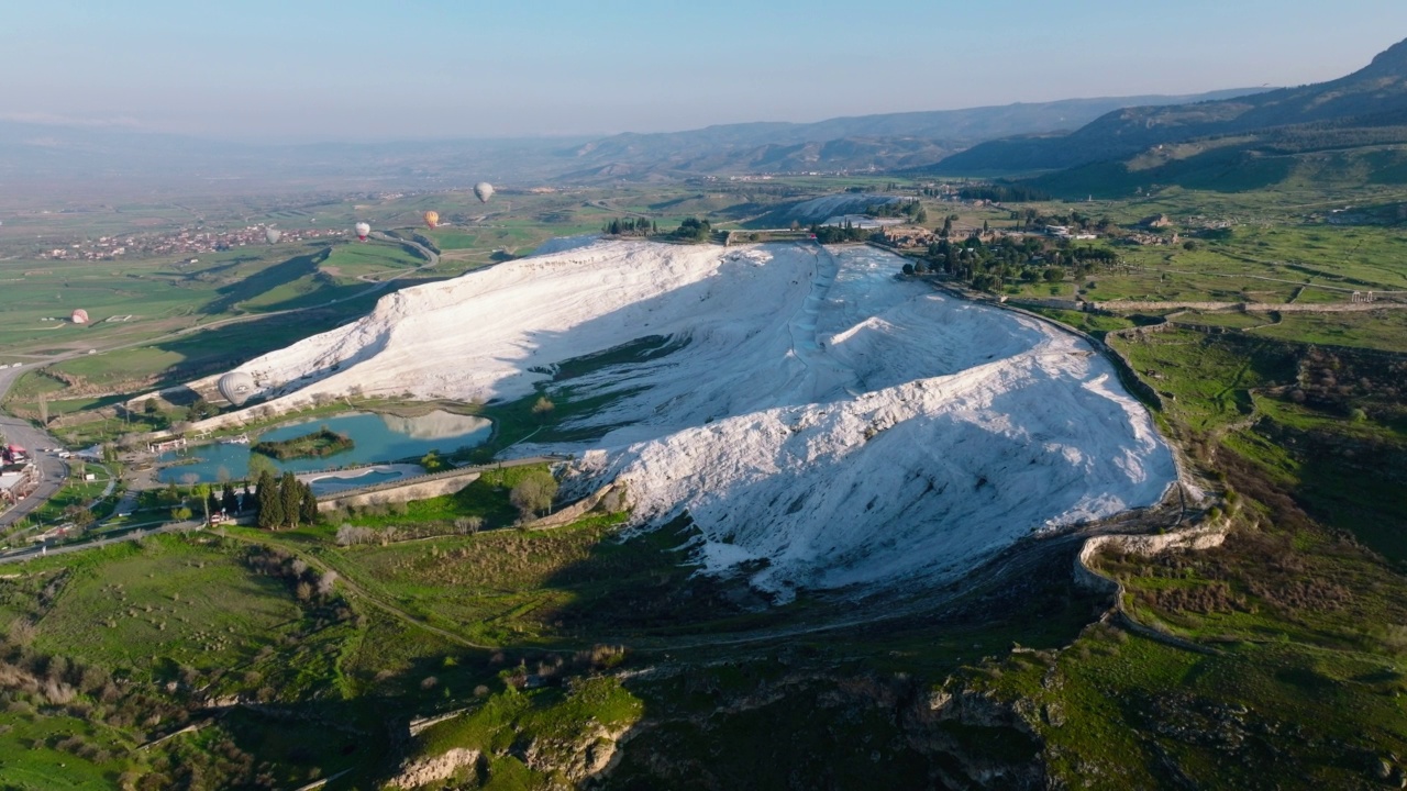 俯瞰Pamukkale - Hierapolis 4K无人机镜头在日出视频素材