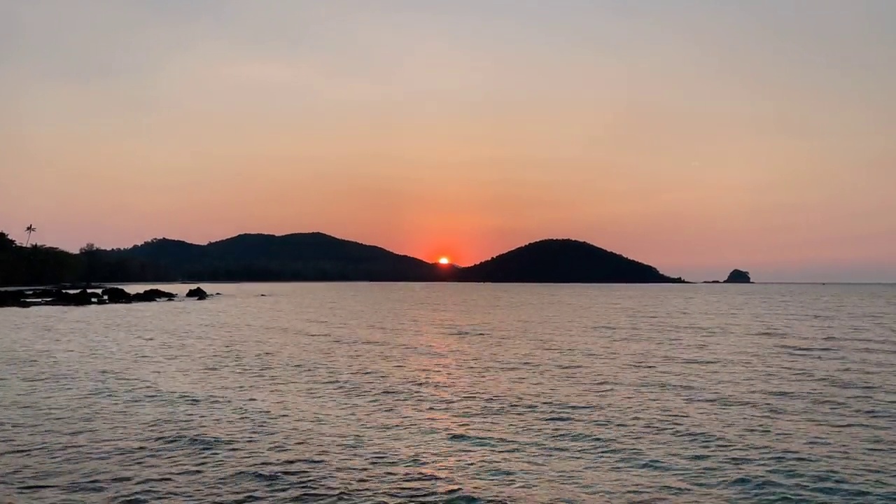 日落时摄，海面上天空晴朗。户外风景海景仍然拍摄视频素材