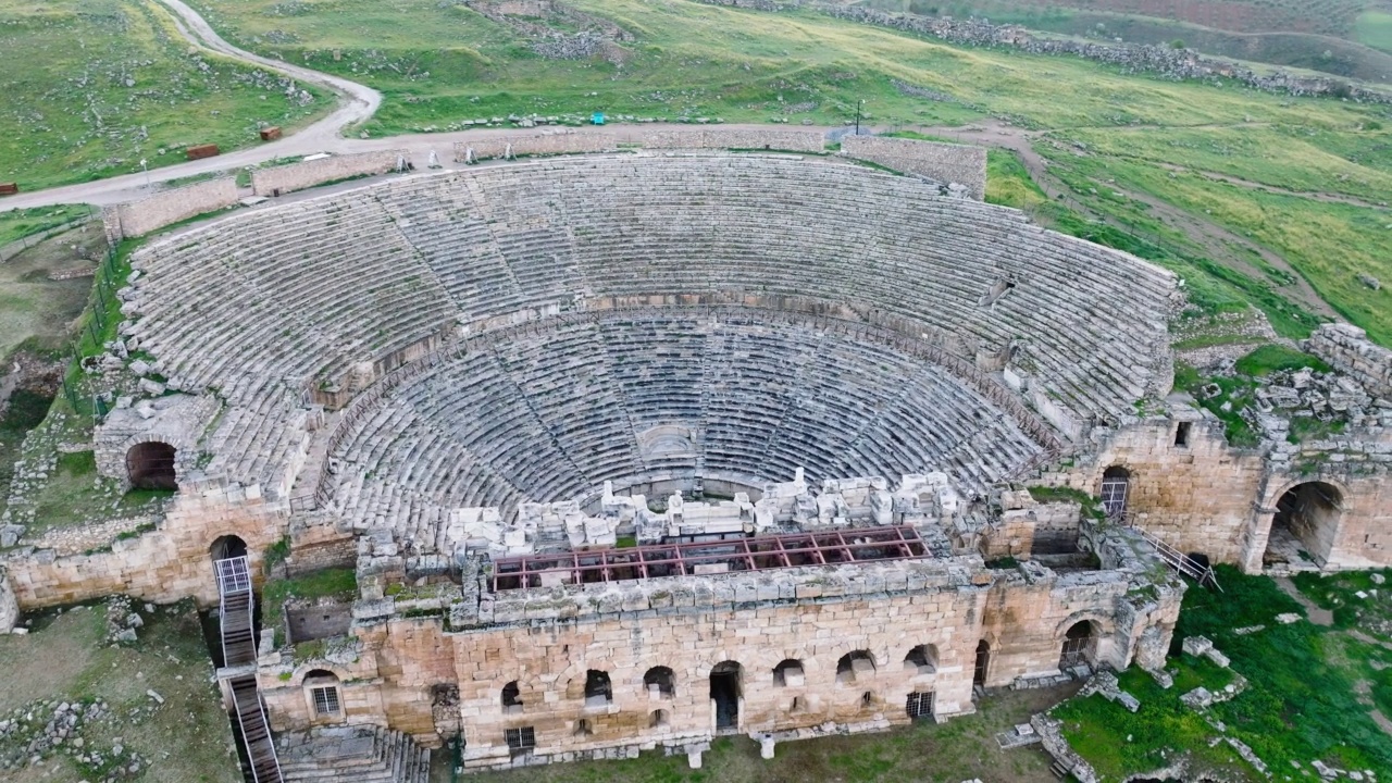 在日出时的4K无人机镜头的Pamukkale -希拉波利斯剧院视频素材