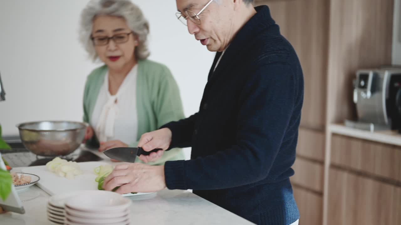 老夫妇在厨房一起做饭。视频素材