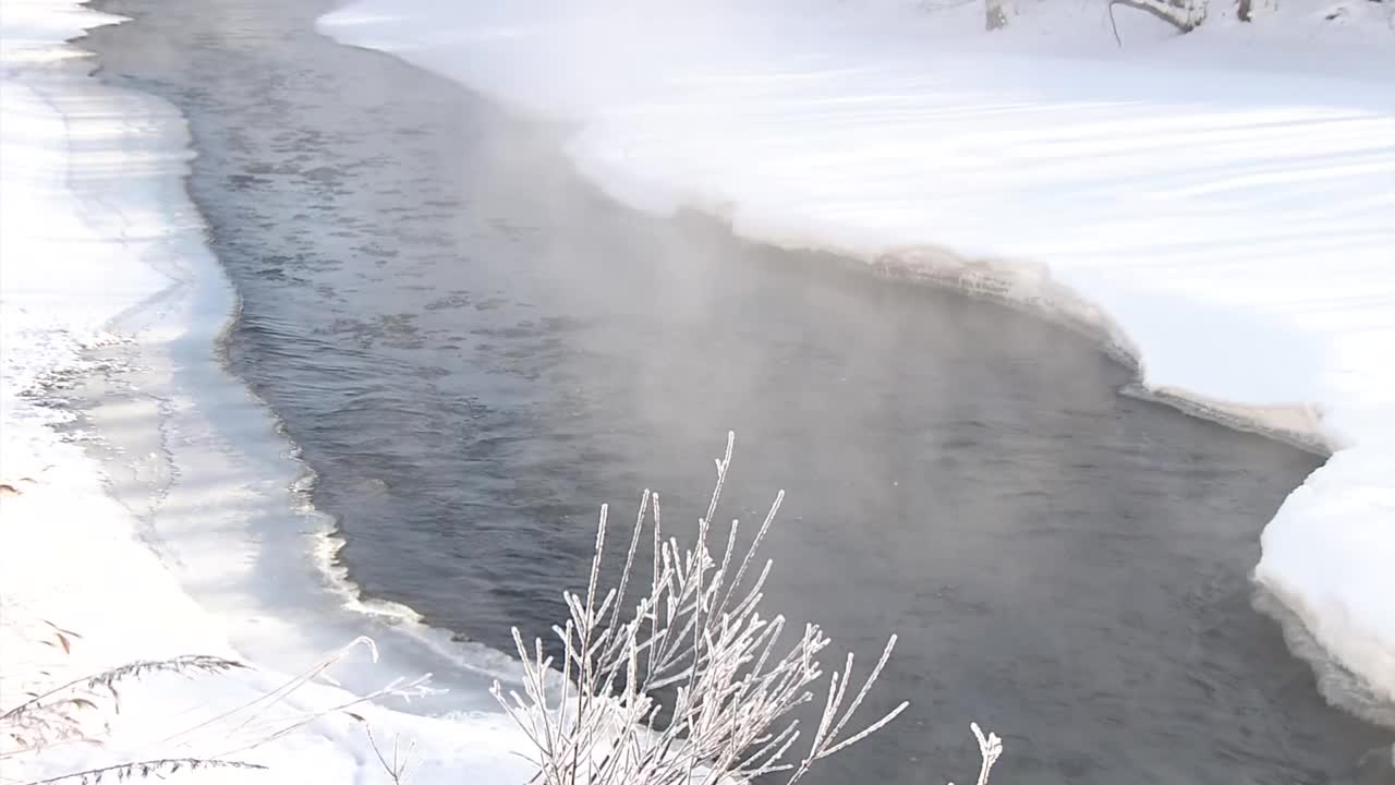 雾河在雪，北海道，日本视频素材