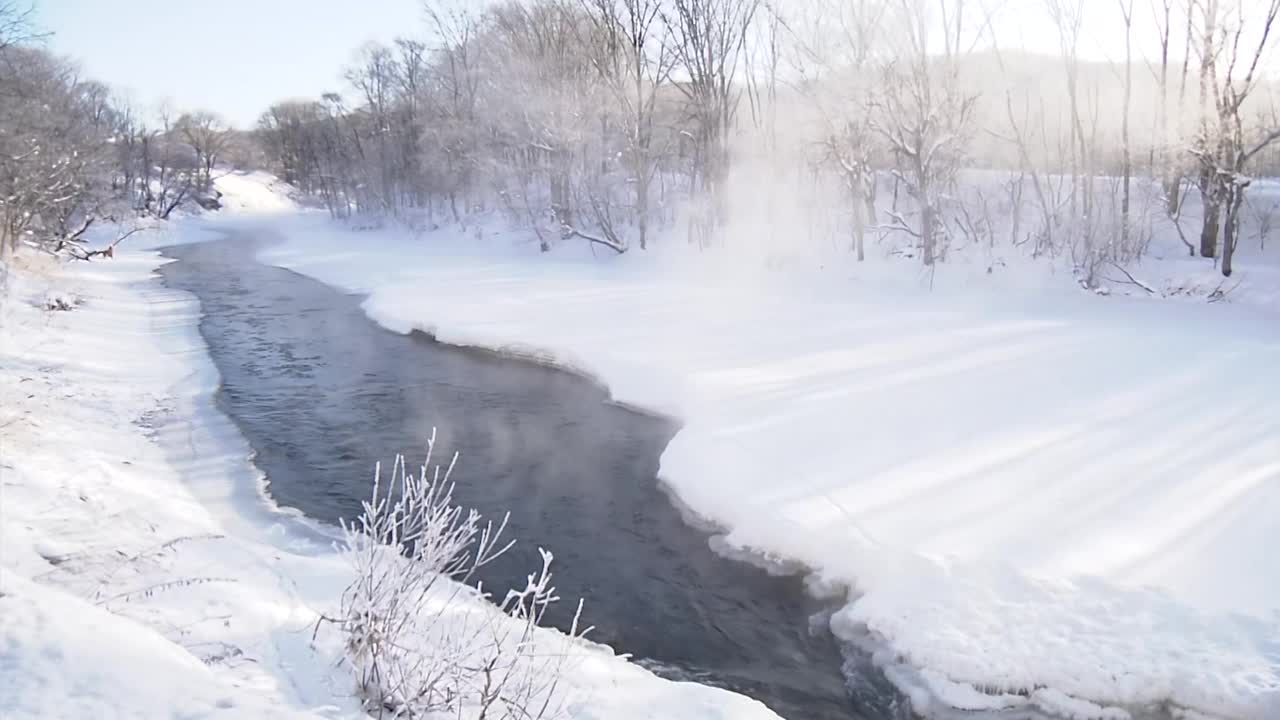 雾河在雪，北海道，日本视频素材