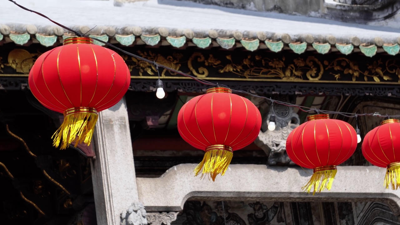 选择以寺庙建筑为背景的焦点红灯笼视频素材