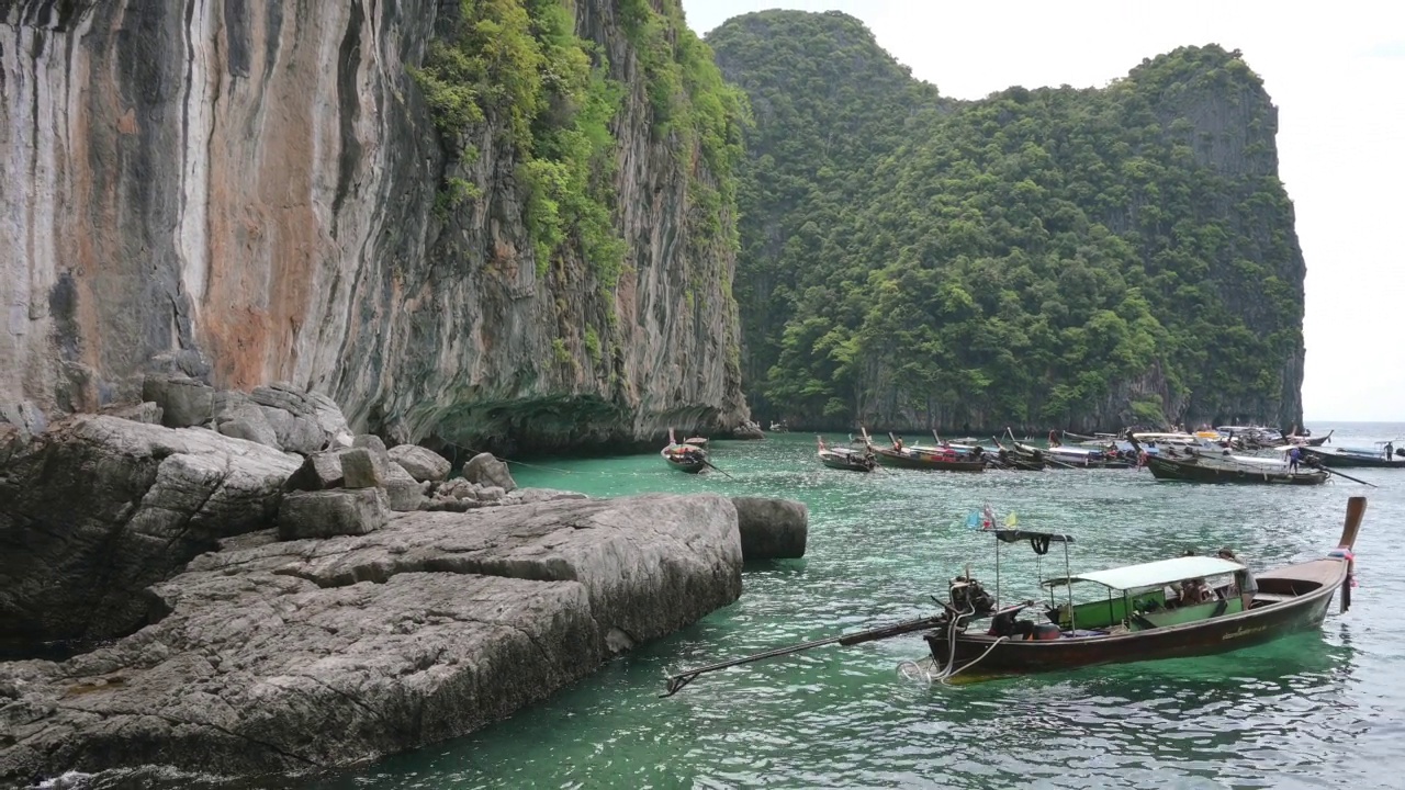 美丽的移动视频长尾船离开玛雅湾，披披岛，泰国甲米在夏天视频素材