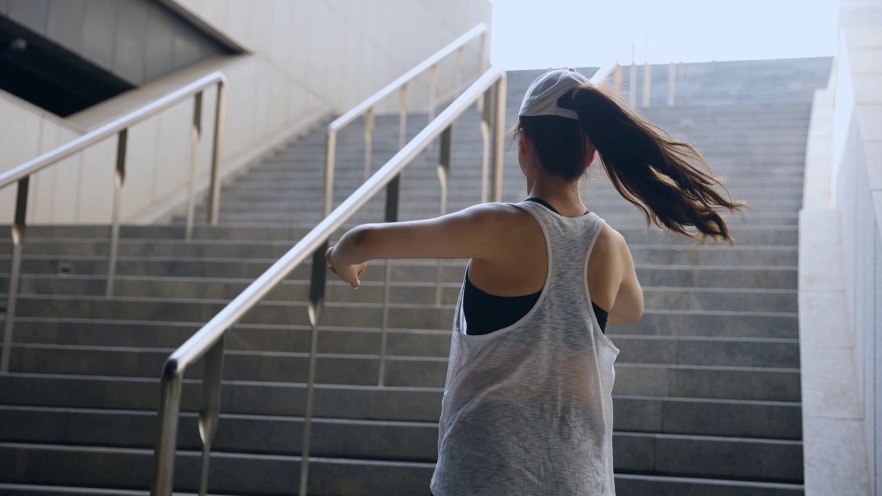 女人在慢跑前伸展手臂视频素材