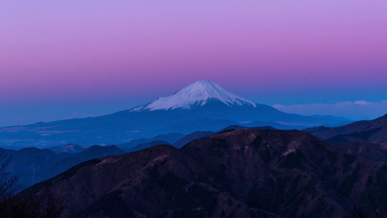 图为，从田泽山山顶拍摄的黎明时分的富士山照片视频素材