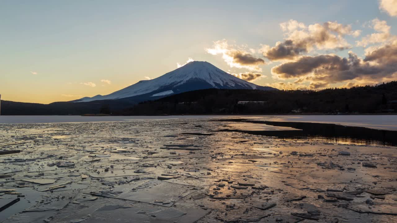 从覆盖着冰的山中湖拍摄富士山傍晚的时间视频素材