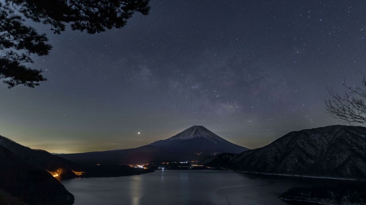 黎明时分，新月从元土湖落在富士山上，银河升起视频素材