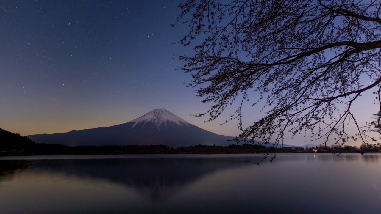 春天的田月湖映照着黎明时分的富士山视频素材