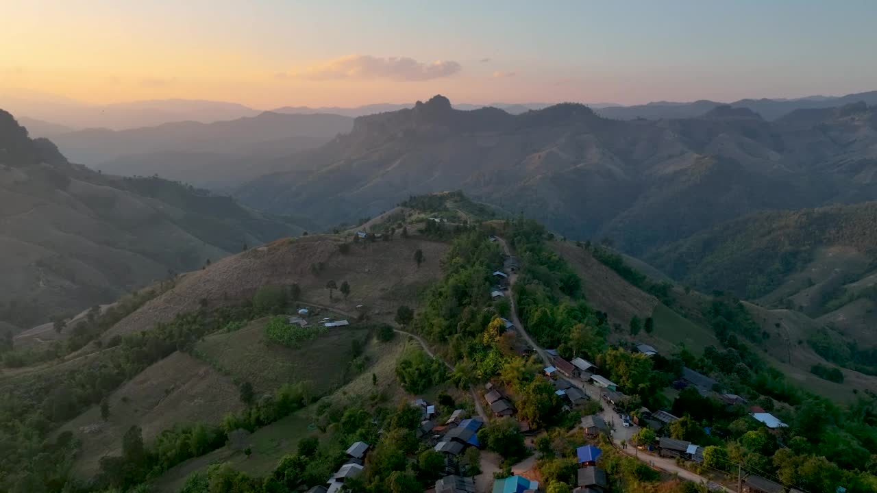 山峦与城中村鸟瞰图。视频素材