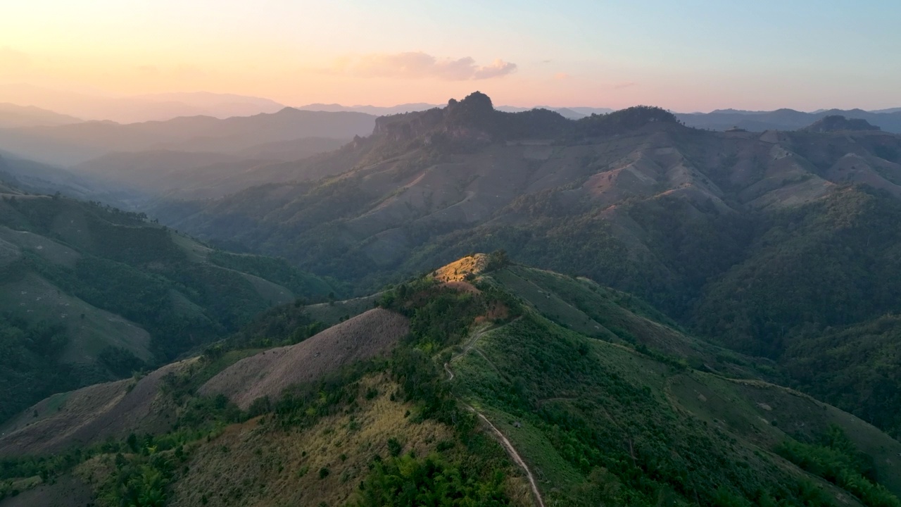 山峦与城中村鸟瞰图。视频素材