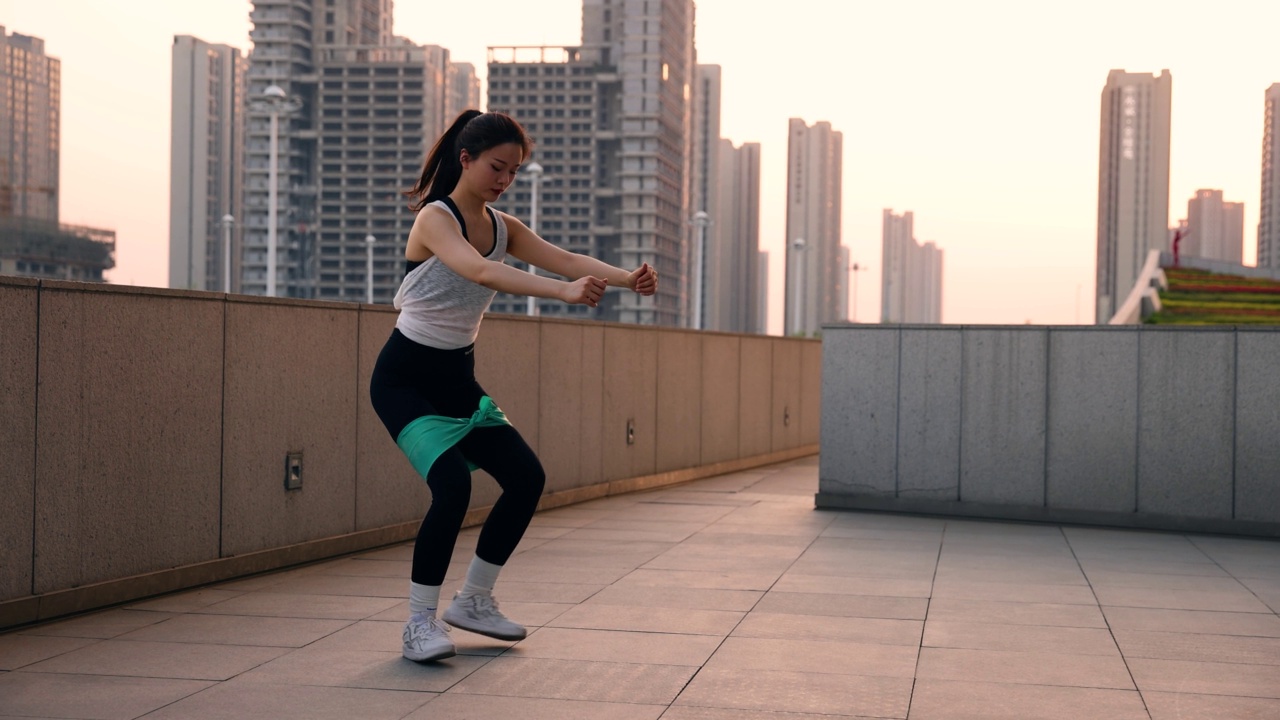 女人锻炼，用橡皮筋视频素材