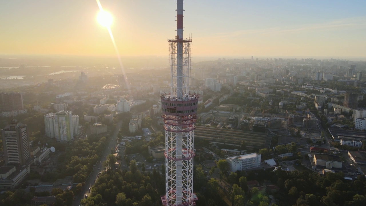 乌克兰基辅著名的地标建筑:黎明时分的电视塔视频素材