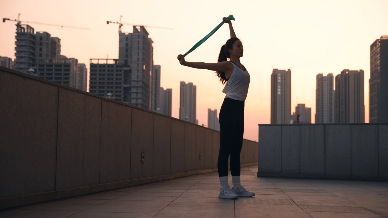 女人锻炼，用橡皮筋视频素材