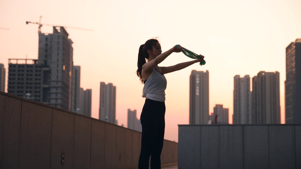 女人锻炼，用橡皮筋视频素材