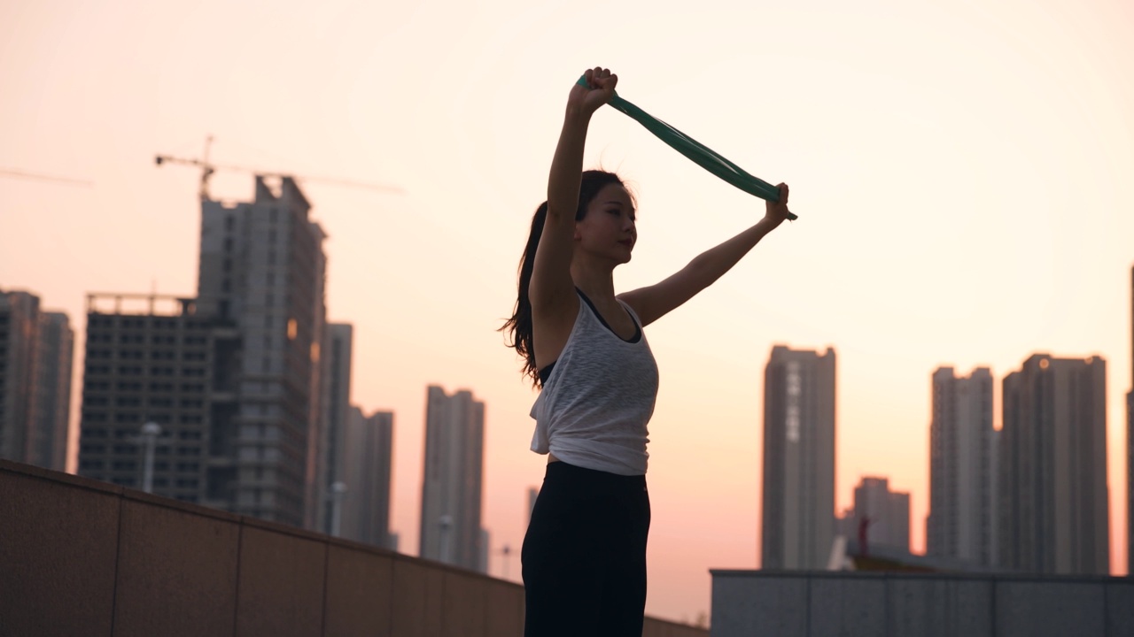 女人锻炼，用橡皮筋视频素材