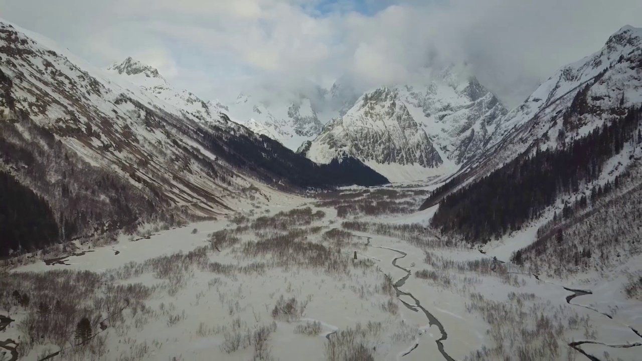 被雪覆盖的戈纳奇基尔河峡谷和乔奇山视频素材