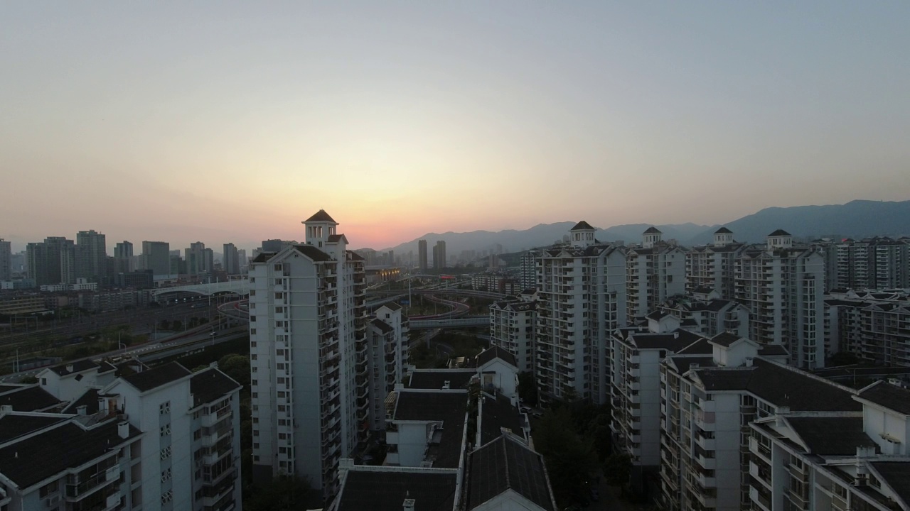 高视角-捕捉城市住宅区，拍摄日落视频素材