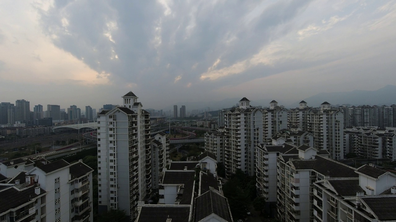 高视角——捕捉城市居民区，多云天气视频素材