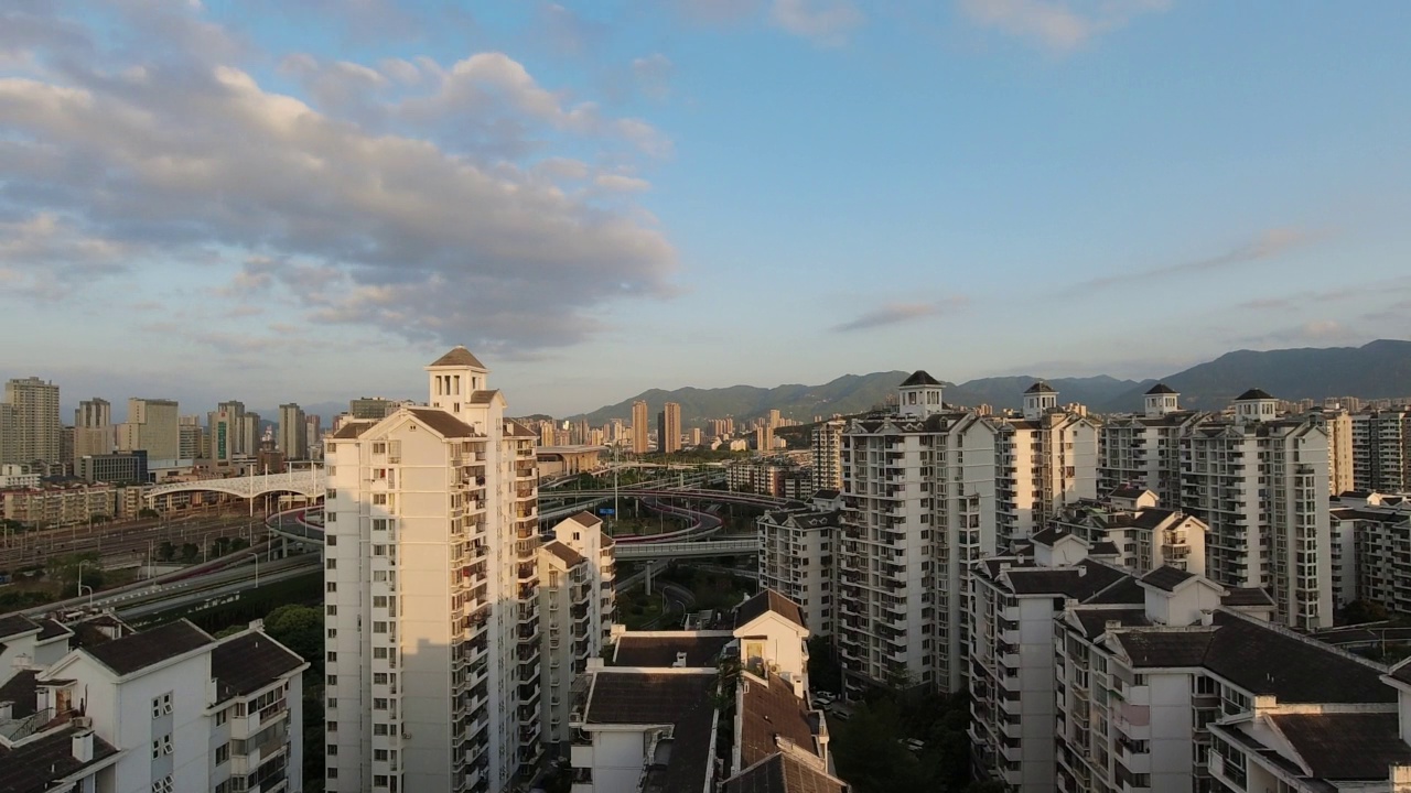 鸟瞰城市居住区，日出时的灯光效果视频素材