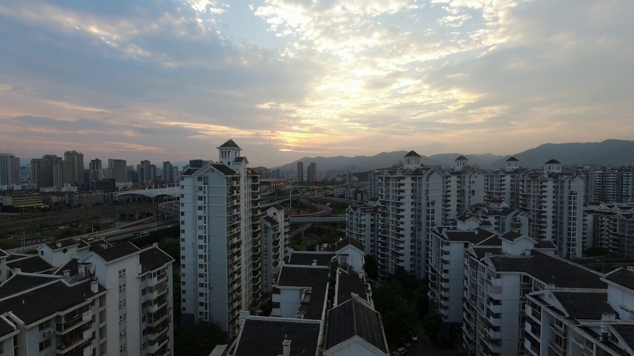 高视角——捕捉城市住宅区，浪漫的天空视频素材