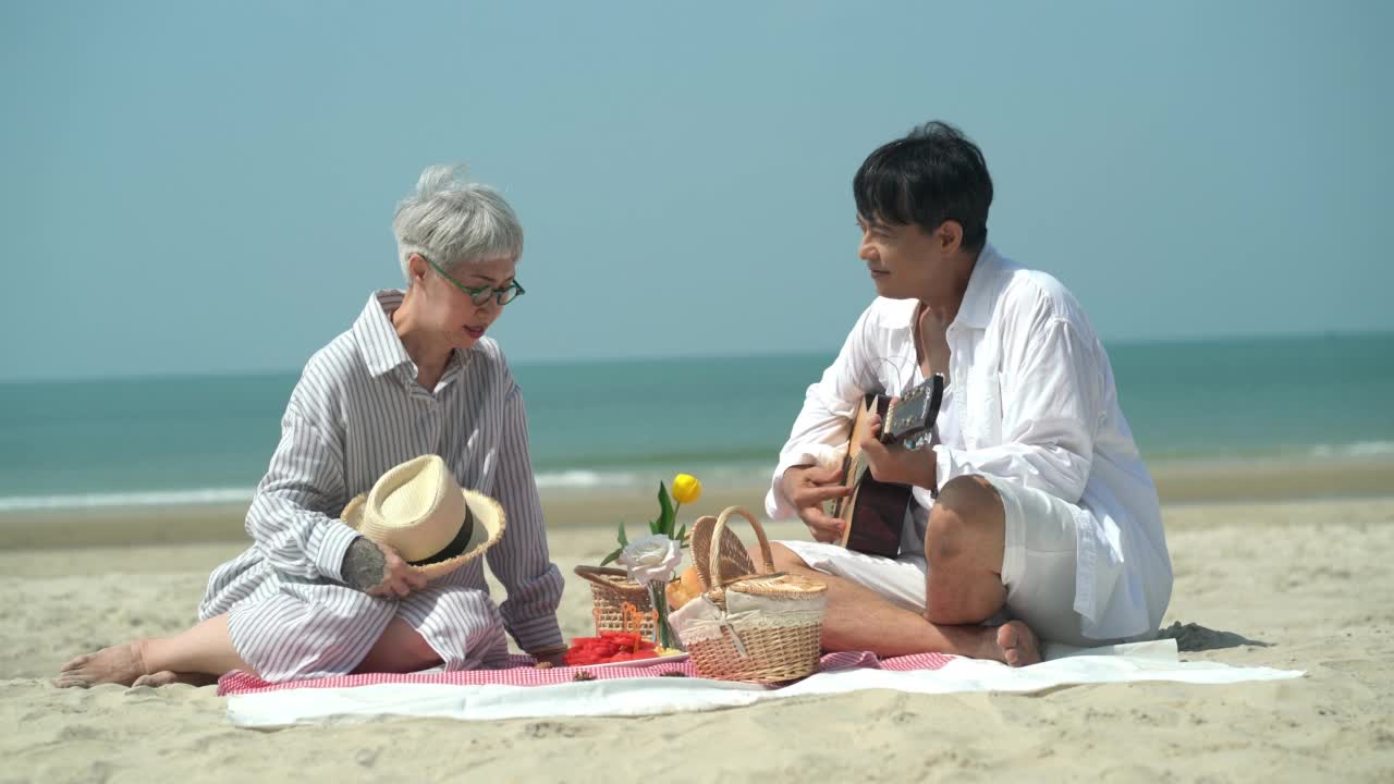 住在海滩度假的亚洲老夫妇视频素材