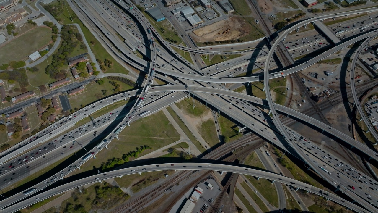 繁忙的公路十字路口鸟瞰鸟瞰图视频素材