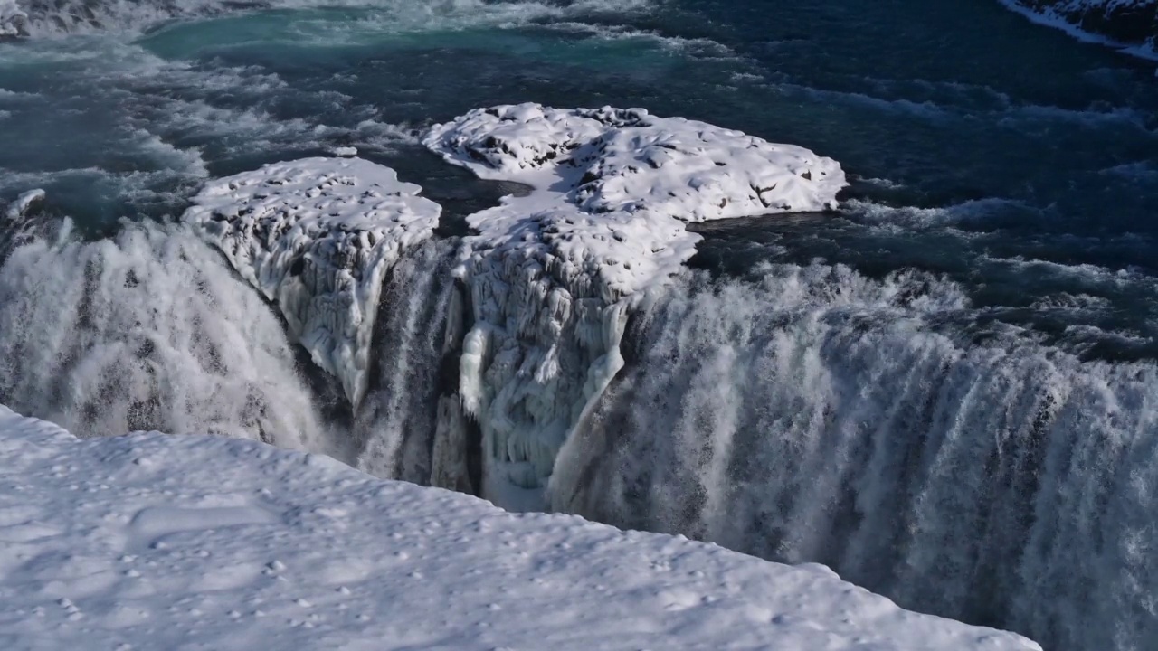 冰岛西南部的Gullfoss瀑布，著名的黄金圈的一部分，在冬天有雪，冰柱和冰的形成。视频素材