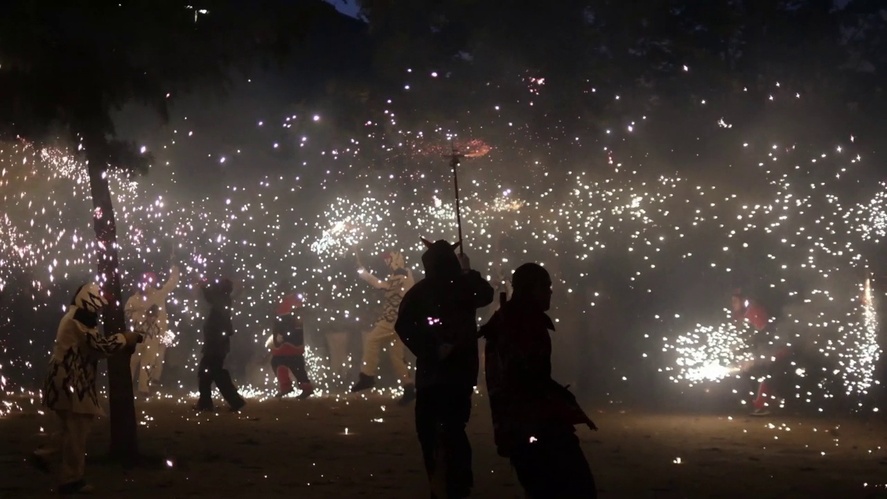 Correfocs字面上的英语“火跑”是其中最显著的特点，目前在瓦伦西亚和加泰罗尼亚节日。在狂欢节上，一群人会装扮成魔鬼，点燃烟花——固定在魔鬼的干草叉上或挂在上面视频素材