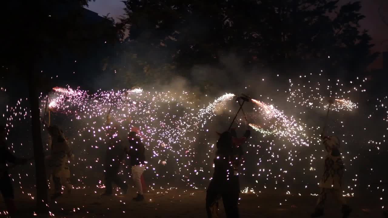 Correfocs字面上的英语“火跑”是其中最显著的特点，目前在瓦伦西亚和加泰罗尼亚节日。在狂欢节上，一群人会装扮成魔鬼，点燃烟花——固定在魔鬼的干草叉上或挂在上面视频素材