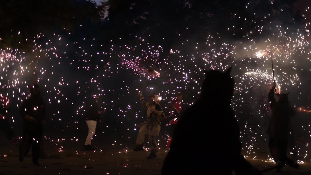 Correfocs字面上的英语“火跑”是其中最显著的特点，目前在瓦伦西亚和加泰罗尼亚节日。在狂欢节上，一群人会装扮成魔鬼，点燃烟花——固定在魔鬼的干草叉上或挂在上面视频素材