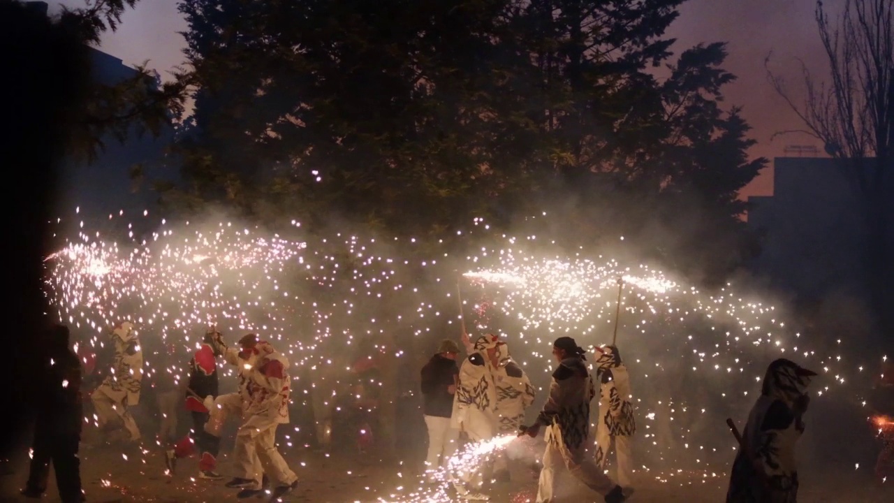 Correfocs字面上的英语“火跑”是其中最显著的特点，目前在瓦伦西亚和加泰罗尼亚节日。在狂欢节上，一群人会装扮成魔鬼，点燃烟花——固定在魔鬼的干草叉上或挂在上面视频素材